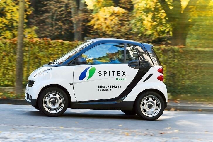 Spitexpress Auto von SPITEX BASEL unterwegs zu einem Notfall Einsatz